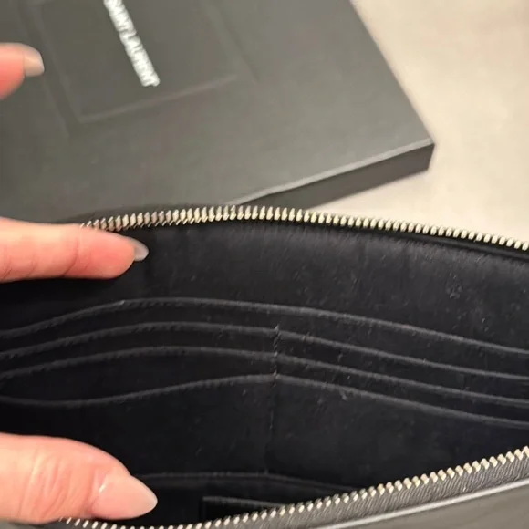 Saint Laurent Sleek Black envelope clutch - Picture 13 of 16